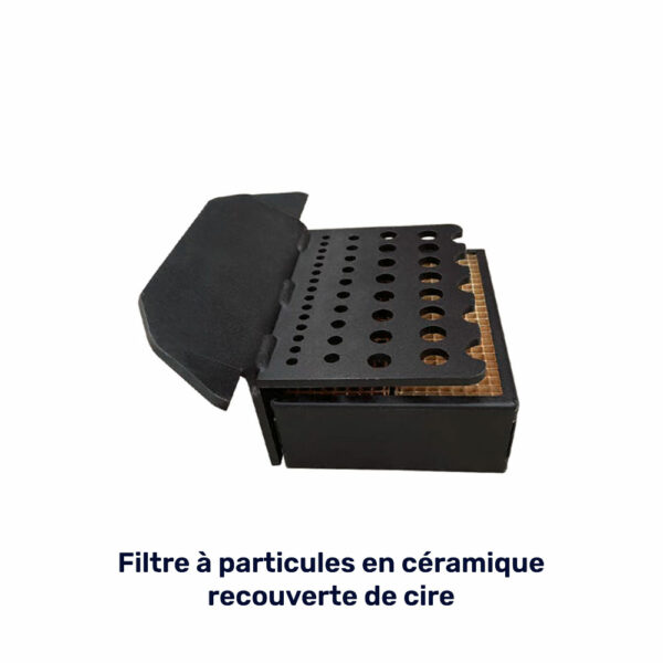 Le poêle à bois Sofia 8kW en acier équipé d’échangeurs thermiques avec raccordement par le dessus, s’intègre parfaitement à tous les intérieurs pour une combustion naturelle. Ce poêle est certifié Éco Design 2022